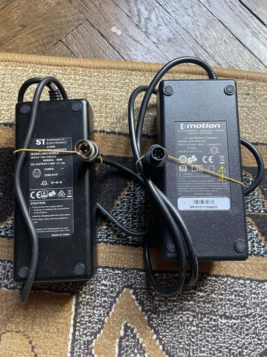Vînd încarcatoare trotinete electrice