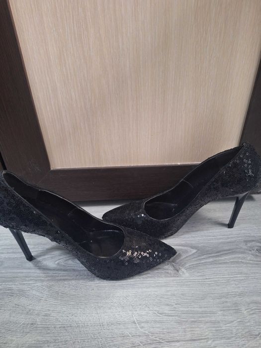 Черни високи обувки