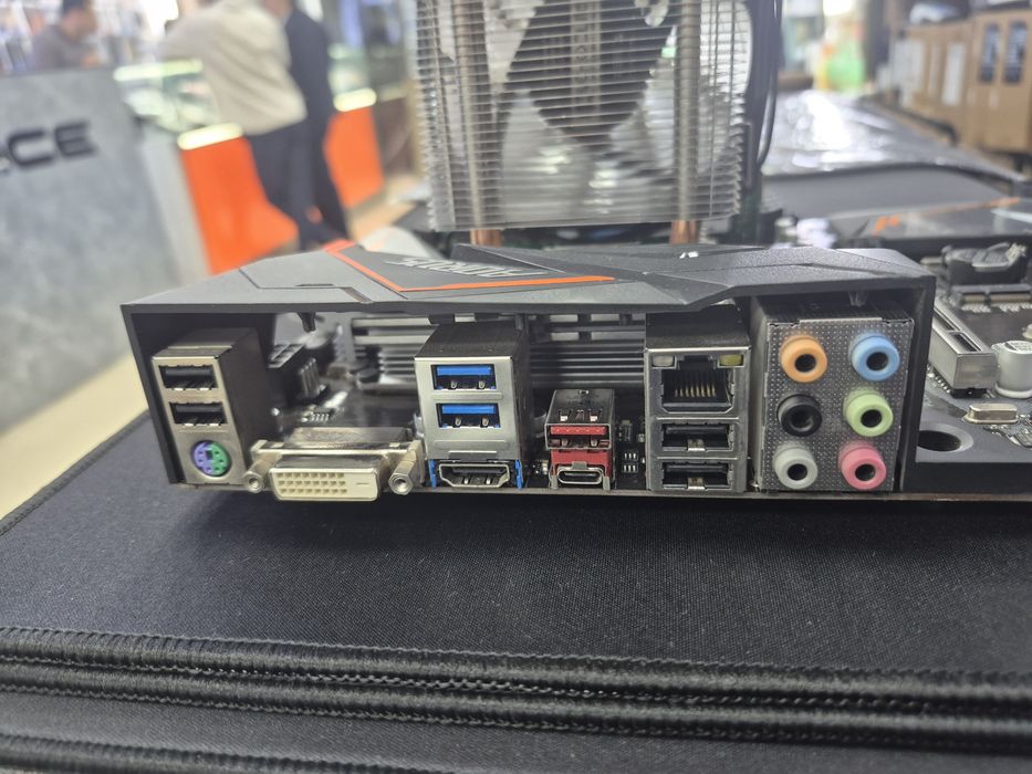 Gigabyte aorus gaming 3 Z390 core i5 9400f ddr4 16Gb