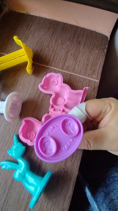 Vând 2 seturi plastilina Play Doh originale