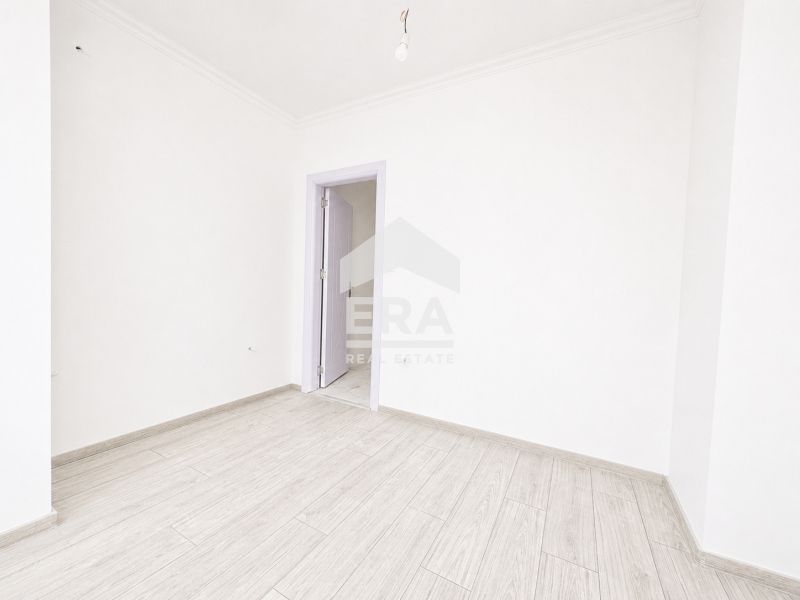 Продава се Тристаен апартамент в Варна, Възраждане 3 - 65 кв.м за 2400 €/кв.м - Снимка #8