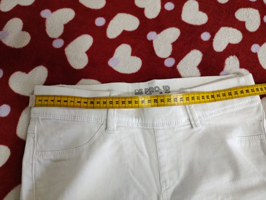 Pantaloni albi mulati