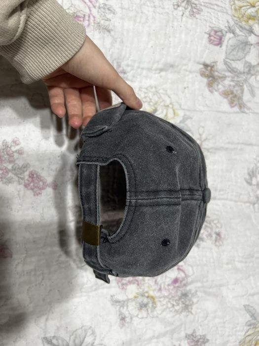Серая кепка докер