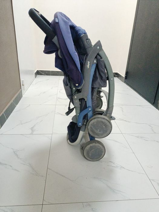 Продам прогулочную коляску Chicco comfort