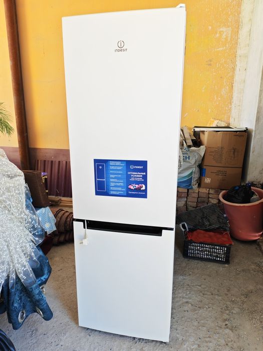 Холодильник Indesit
