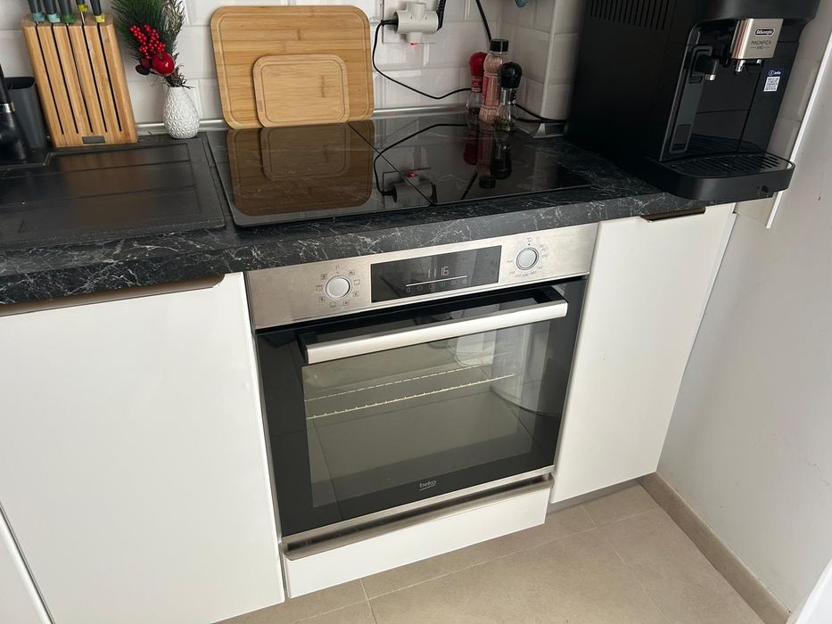 Vând mobilă de bucătărie modernă (258 cm) + electrocasnice Beko