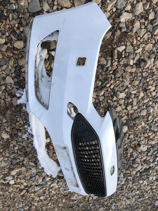 Предна броня с грил за Форд Фокус 2015-