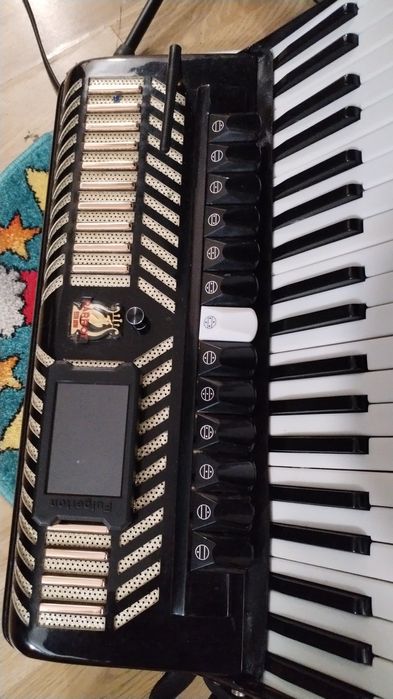 Vând acordeon cu sistem midii