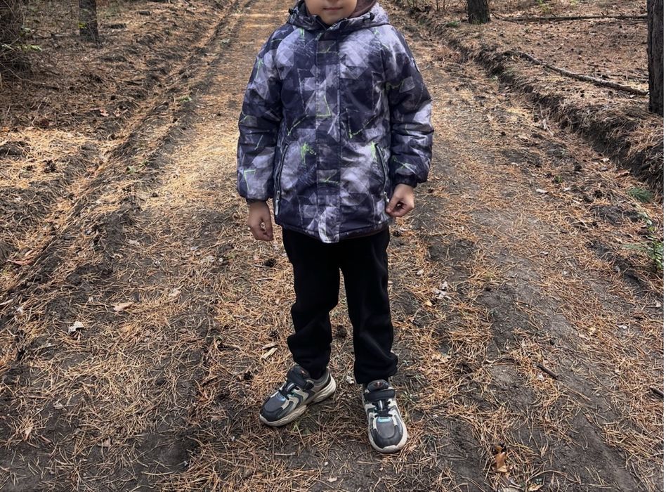 Продам демисезонную куртку на мальчика