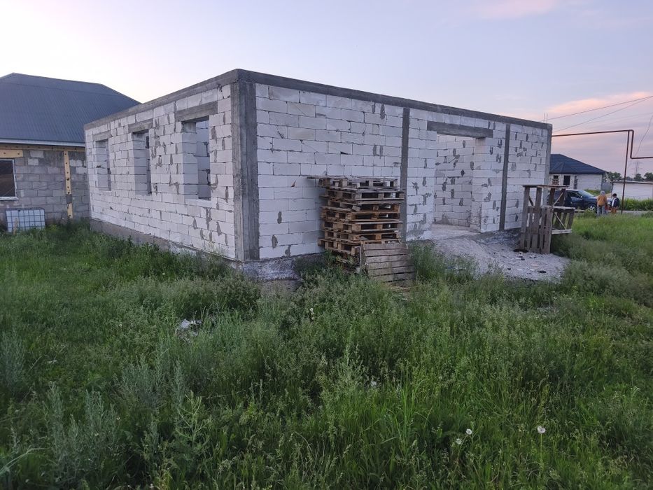 Продам участок с недостроенный дом