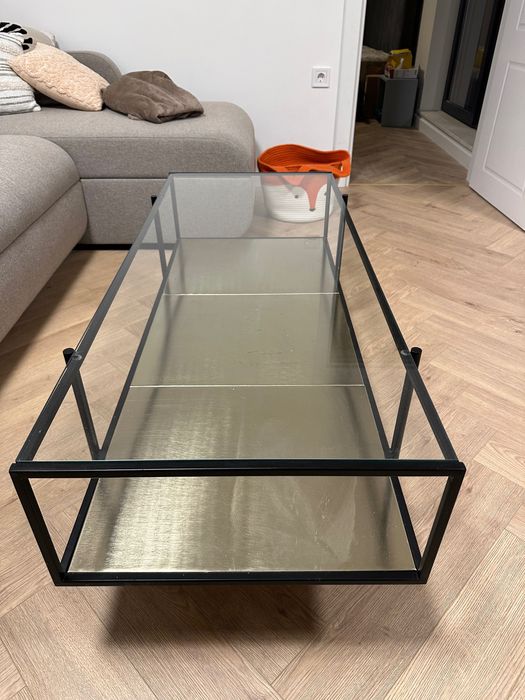 Холна маса със стъклен плот