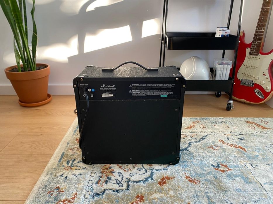 Vand amplificator pentru chitara electrica Marshall made in India.