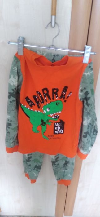 новую пижаму и кофты бу в хорошем состоянии на мальчика 6 лет
