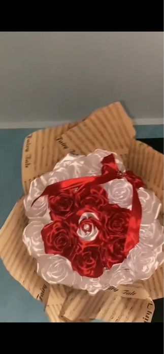 Buchete de trandafiri din satin personalizate