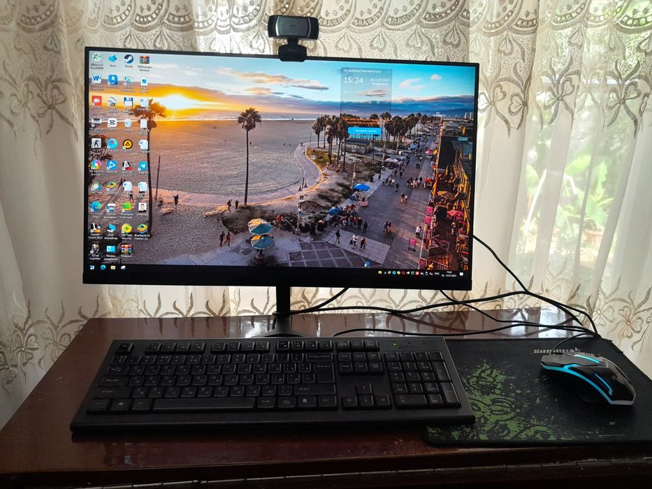 Кампютор   почти новый веб камера адаптер  есть