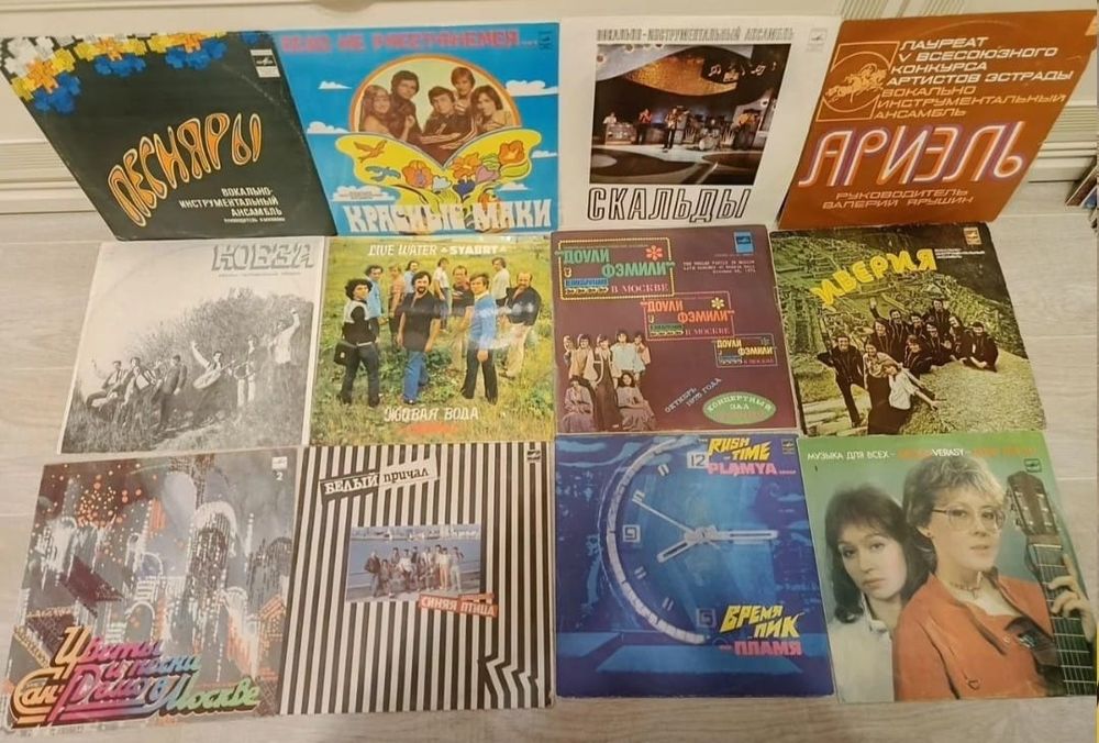 Продаются виниловые пластинки.