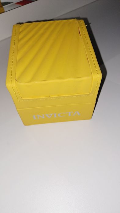 Швейцарские часы Invicta.