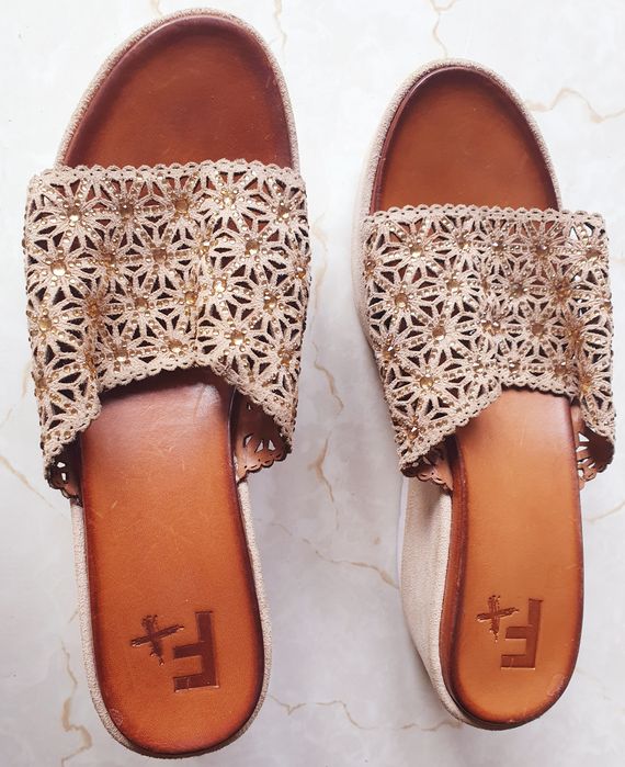 Продаю шлепанцы на танкеткк