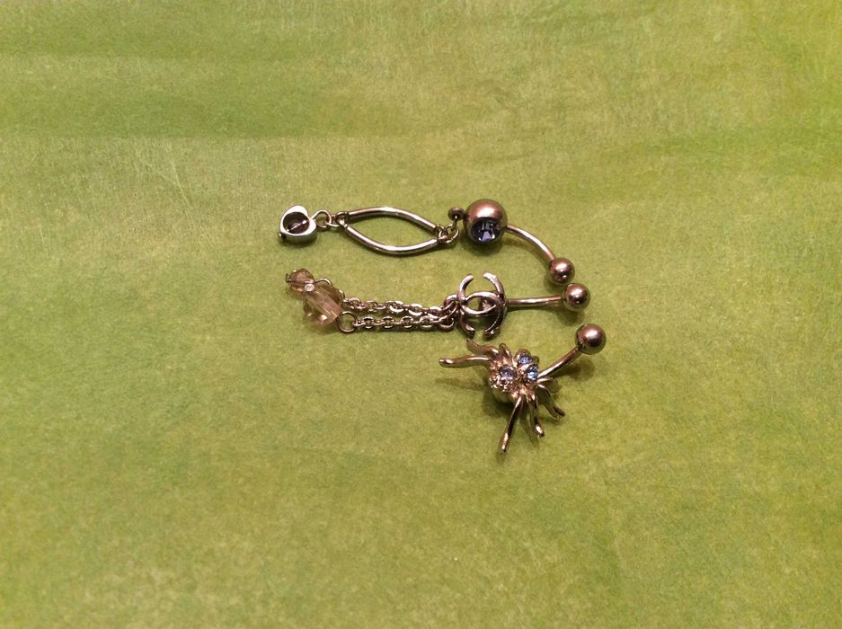 Сережки в пуп (пирсинг)