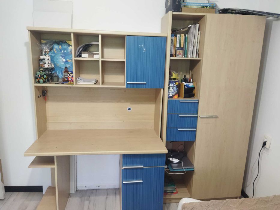 Детский гарнитур, стол письменный, шкаф