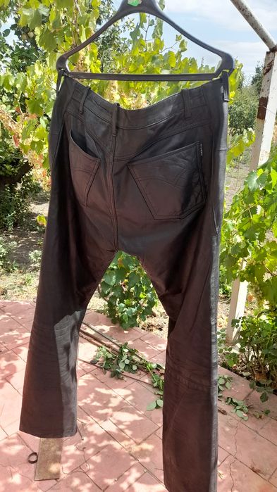 Pantaloni de piele