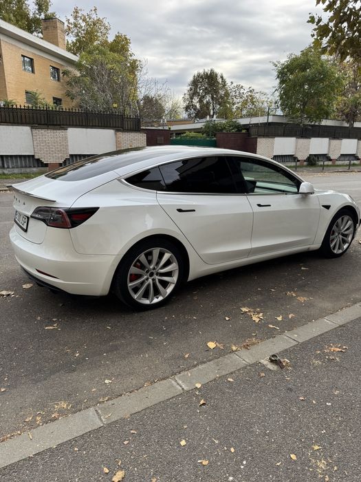 TESLA model 3  LONG RANGE DUAL MOTOR