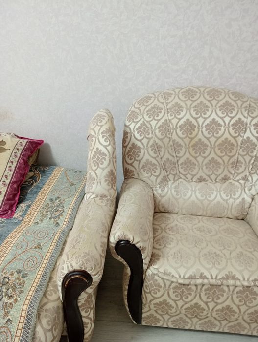 Продаёться диван и два кресла