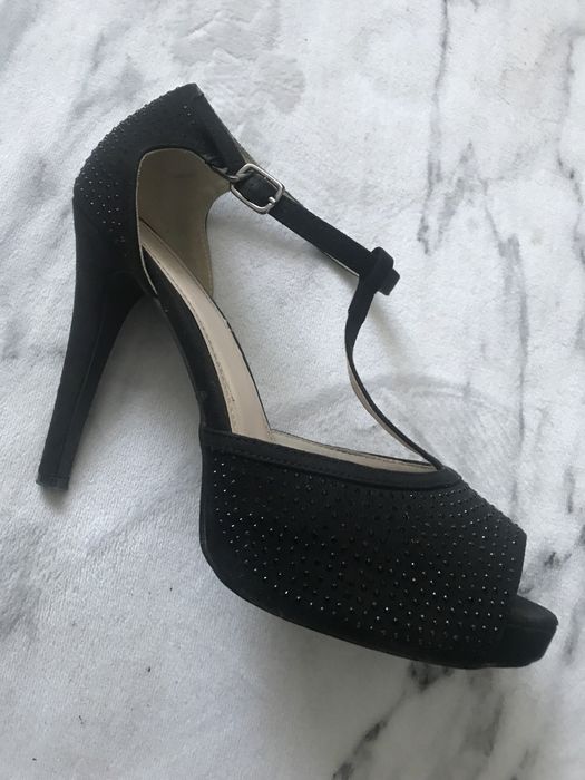 Черни обувки на висок ток с камъчета