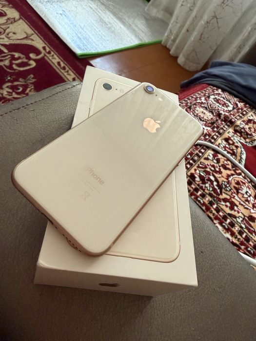 Продам айфон 8.