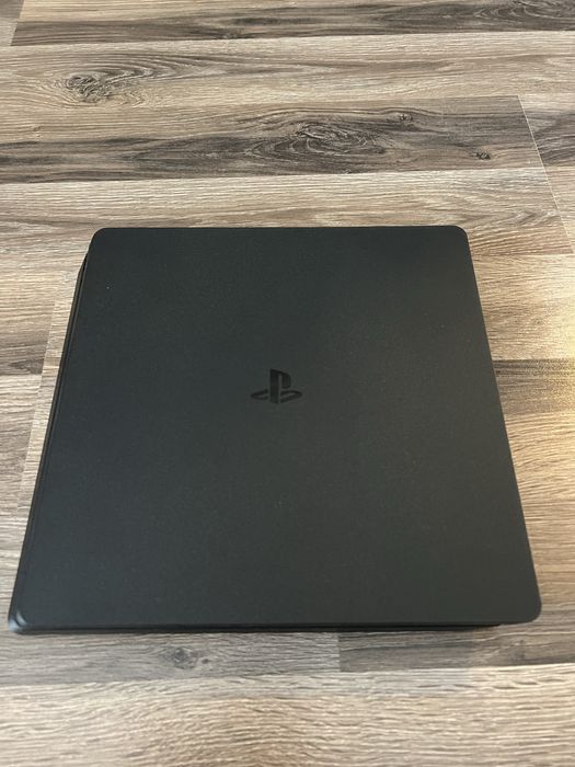 Продавам PS4 Slim 500GB + 5 игри + 3 джойстика
