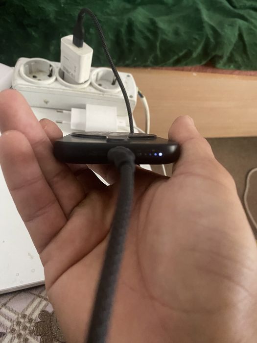 Продам airpods pro с коробкой и беспроводную зарядку