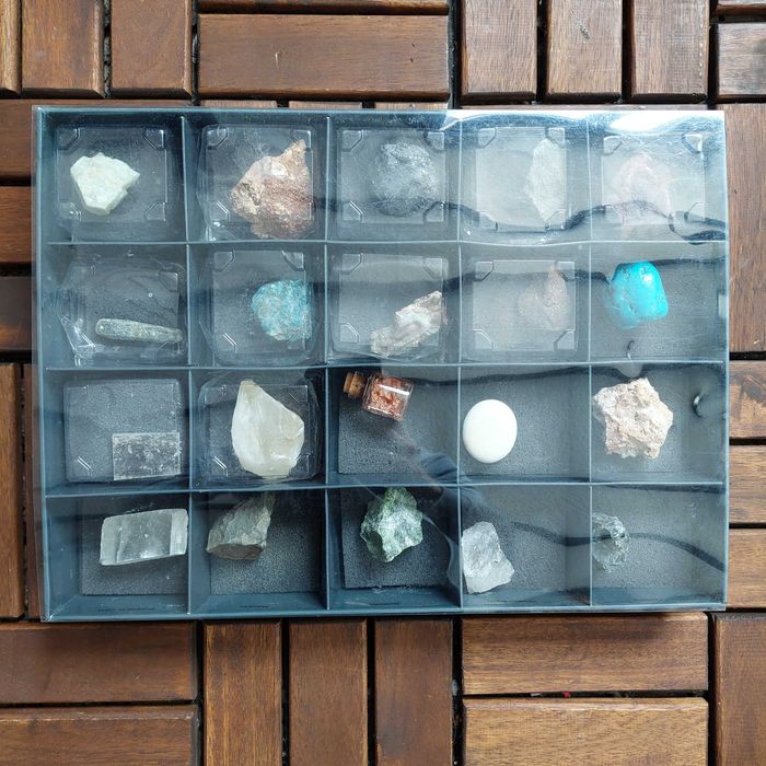 минерали в кутия - 2 броя, класьор и списания Deagostini,