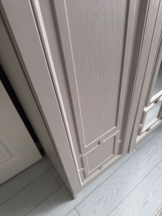 Шкаф и комод с зеркалом