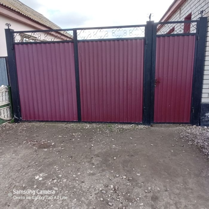 Продам ворота  от состаяние   б/у размер  высата. 2.2.длина3.2,калетка