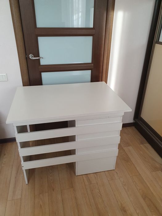 Продам  стол с отдельными яшиками