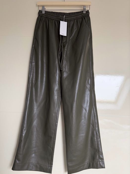 Pantaloni superbi din imitație de piele Mango