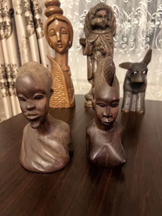 Busturi din lemn masiv