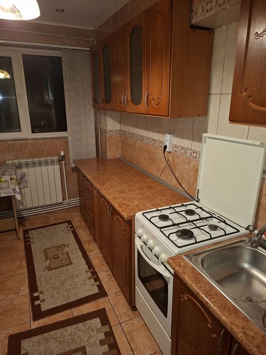 Inchiriez apartament 2 camere.