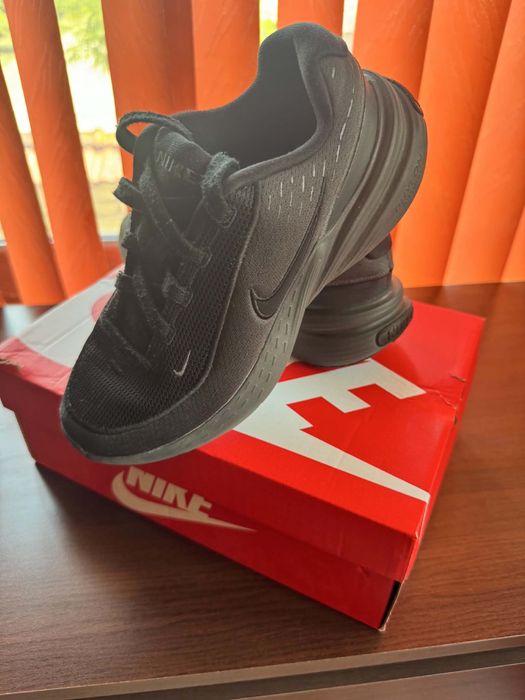 Маратонки nike черни