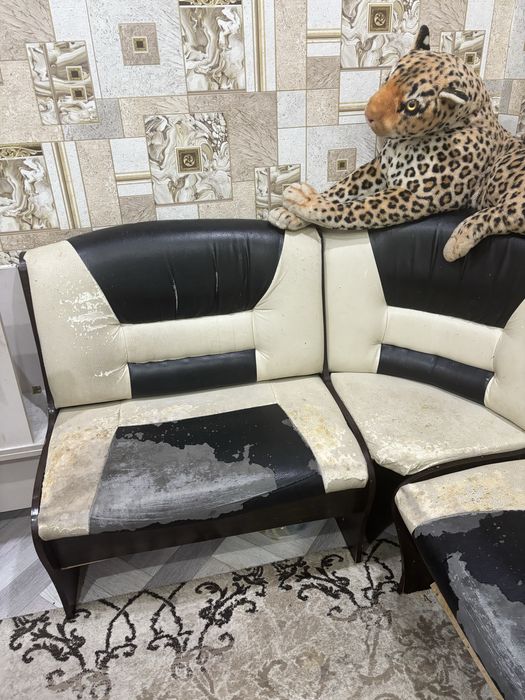 Продам угловой диван стол