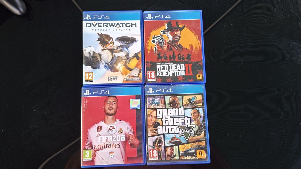 Vind ps4 500gb stare buna cu 2 controler si toate jocurile