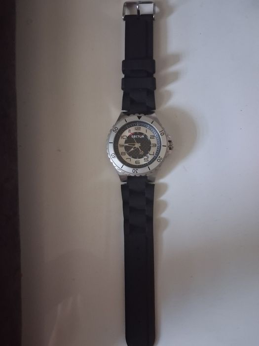 Ceas quart Sector și Omega automatic