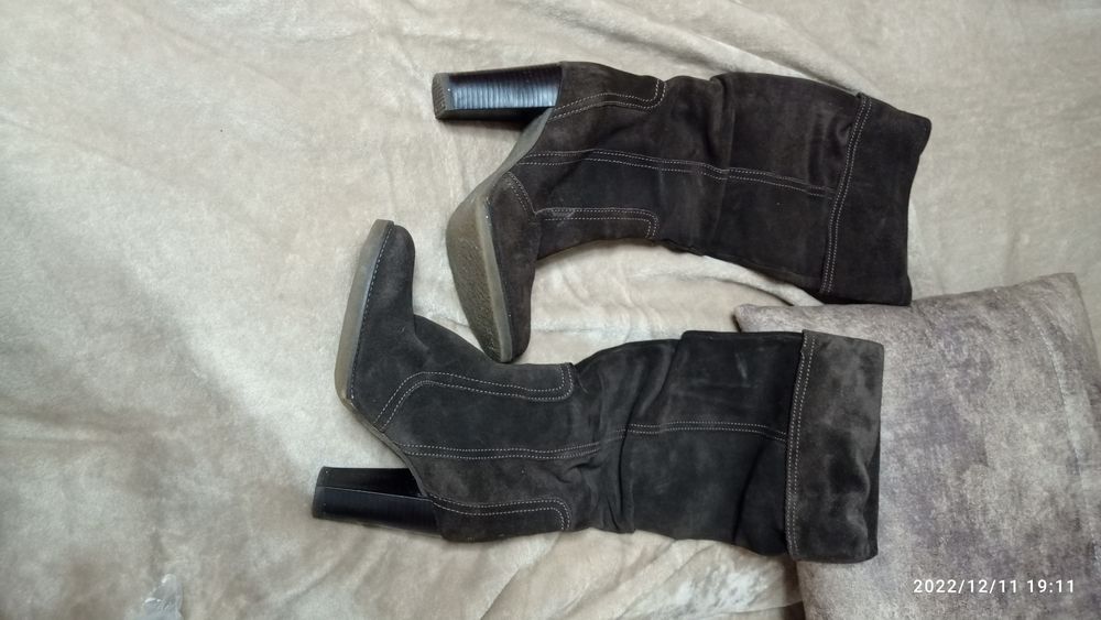 Продам замшевые сапоги