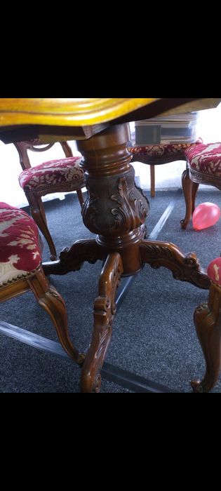 Vând masa rotunda cu patru scaune