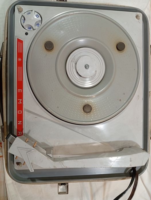 Продавам ретро грамофон „Емона“ с куфар