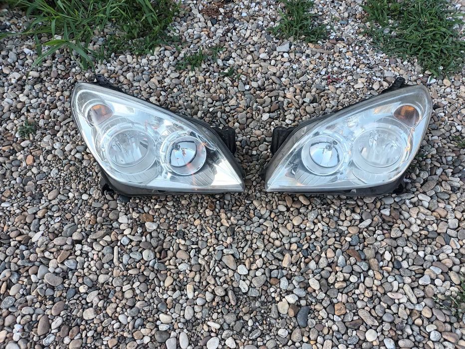 ляв и десен бял фар за опел астра х OPEL ASTRA H