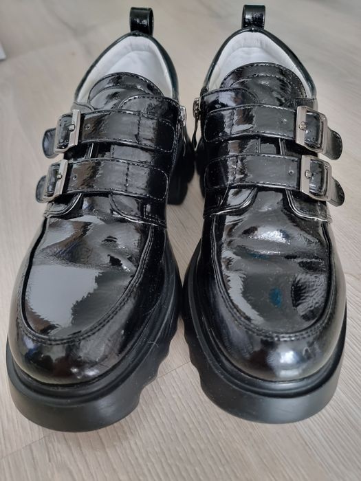 Продам ботинки женские