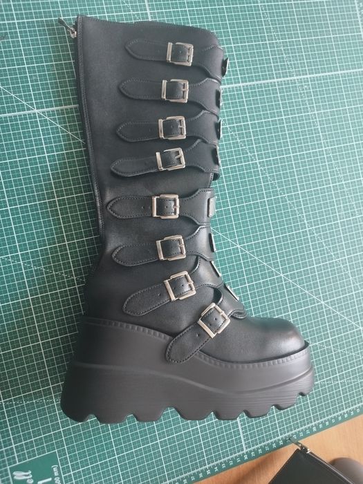 Продам ботинки женские