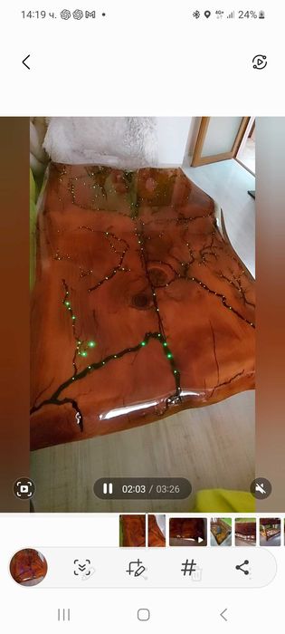 Холна маса от масивно дърво с лед ефекти и крака от бамбук.