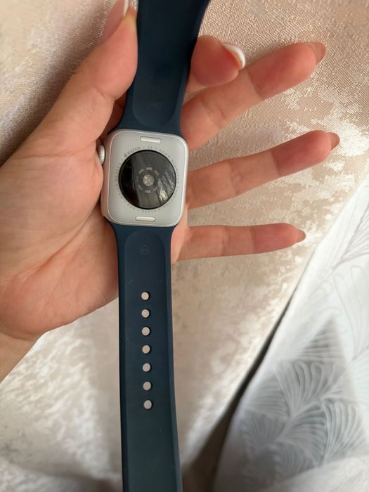 Продаю apple watch se2